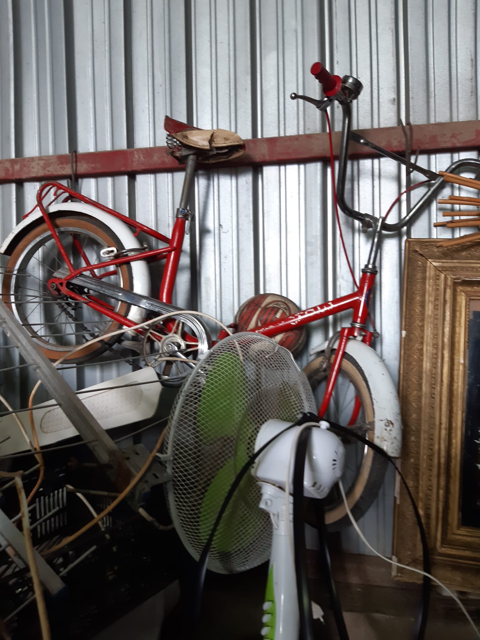 Rotes City-Fahrrad